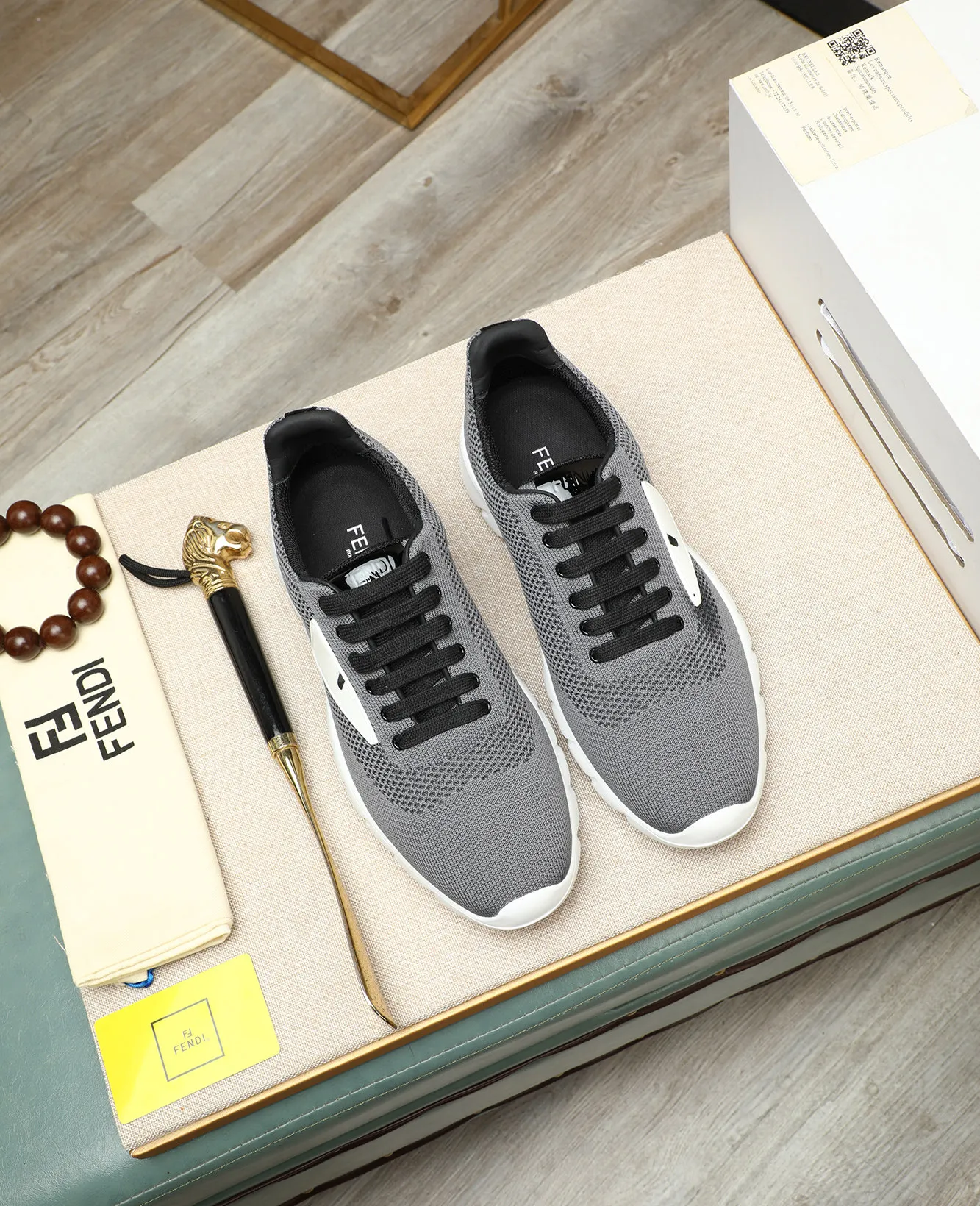 Men's Men's Shoes 💰680 Fendi Fendi's latest Tag series of men's casual mesh sports running shoes, originally purchased and developed, this Tag sports shoe is a one-leg sneaker, made of black high-tech mesh material with gray neoprene details. Oversized FENDI lettering on the side and translucent rubber details. Light and flexible rubber running shoe soles, beautifully packaged at the delivery counter, customized breathable lining, original molded foam rubber outsole, sole thickness: 3.5CM! Size: 39-44 (customized at 38.45.46)